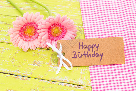 花朵小标签带粉红花面的生日快乐卡背景