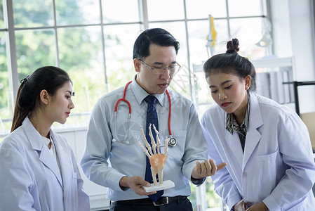 亚洲老师教学生理科和解剖学的亚洲教师医生科学死亡骨骼颅骨学习大学教授药品学校男人高清图片素材