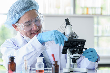 亚洲人类科学家在实验室里研究和学习 研究与学习管子玻璃测试显微镜化学品惊喜化学家工人生物眼镜房间高清图片素材