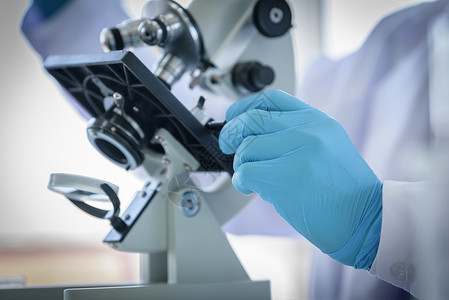 亚洲人类科学家在实验室里研究和学习 研究与学习生物学科学玻璃生物蓝色烧瓶手套眼镜显微镜男人快乐的高清图片素材