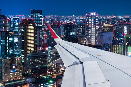 飞机机窗空机窗口中的日本城景视图速度空气航班窗户高度航空公司景观喷射运输城市背景