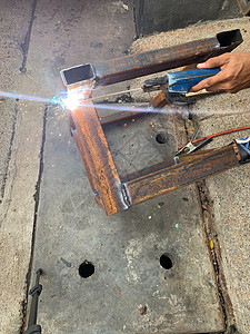 劳动技能大赛焊接机正在焊接煤气 以便在工厂中进行维修 而没有火花金属安全制造业焊机商业气体生产电极工作背景
