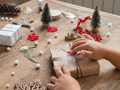 小孩把圣诞礼物包成白毛的手纸高清图片