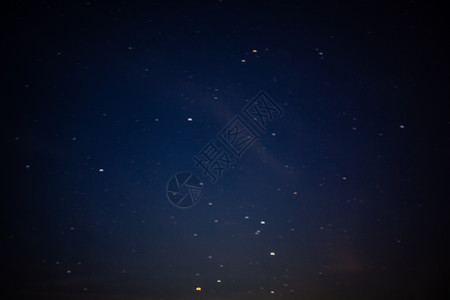 蓝夜天空有星星天体宇宙地平线绿色云带地球蓝色树木天篷科学背景图片