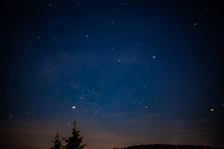 蓝夜天空有星星绿色科学树木云带蓝色宇宙地平线地球天体天篷背景图片