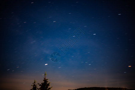 蓝夜天空有星星地球云带天篷天体蓝色绿色科学宇宙树木地平线背景图片