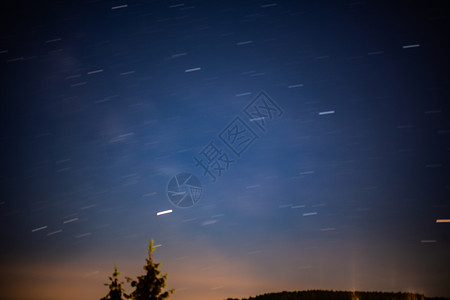 蓝夜天空有星星云带绿色天体科学宇宙地平线地球天篷蓝色树木背景图片