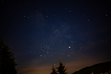 蓝夜天空有星星绿色树木天篷科学蓝色天体地球宇宙云带地平线背景图片