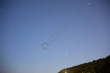 蓝夜天空有星星绿色地平线地球天篷树木科学天体云带宇宙蓝色背景图片