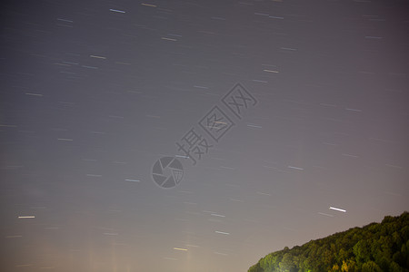 蓝夜天空有星星树木地平线绿色宇宙天体蓝色天篷地球科学云带背景图片