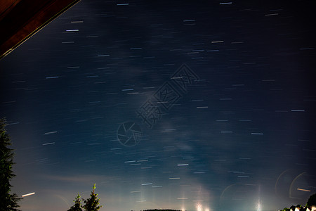 蓝夜天空有星星天体地平线科学天篷树木蓝色云带绿色宇宙地球背景图片
