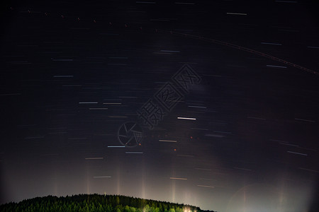 蓝夜天空有星星天体树木云带蓝色地平线地球天篷绿色宇宙科学背景图片