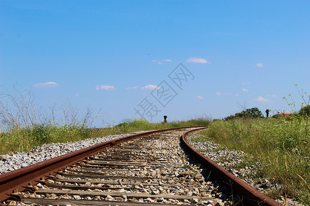 蓝色天空和云彩的老铁路高清图片