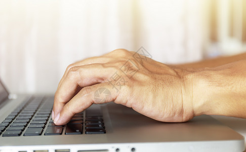 使用笔记本电脑键盘的人与大腿一起工作技术高清图片素材