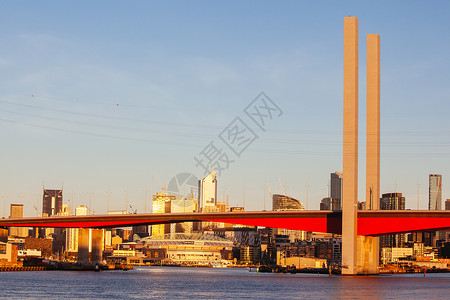 墨尔本黄昏的博尔特桥螺栓城市天空交通反射景观日落高清图片