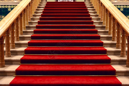 大理石楼梯上的红地毯入口荣耀金子优胜者魅力贵宾剧院名声星星天鹅绒背景图片