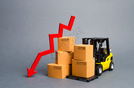 黄色卡车有纸板箱和一个红色箭头的黄色叉车 工业生产经营理念下降 经济衰退 经济衰退 消费者需求下降 出口或进口下降背景