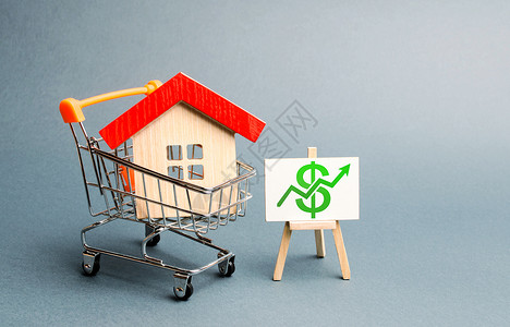 交易车中的红色屋顶房屋和支架上的绿色箭头 增加房地产的成本和流动性 有吸引力的投资 价格上涨或租金上涨 楼市繁荣背景