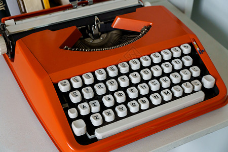 古董压捆机白桌上有希腊字母的红色古董类型文字机背景