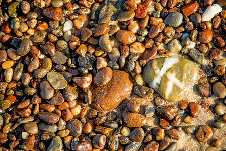 沙滩上的石头矿物卵石曲线宏观材料岩石海洋圆形高清图片