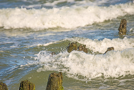 扬我国威元素波罗的海 有Royens和冲浪蓝色假期荒野堤防液压历史性邮政码头天气草皮背景