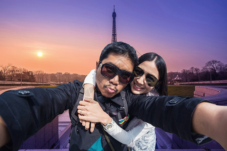 年轻夫妇旅游者在Eiffel T附近使用移动电话的自拍女士女孩蜜月旅游女朋友游客工具异性男朋友情侣日期高清图片素材