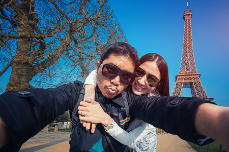 年轻夫妇旅游者在Eiffel T附近使用移动电话的自拍男人工具幸福家庭蜜月女士女孩男朋友城市女朋友白种人高清图片素材