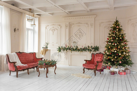 一个装饰着圣诞树的房间的装饰品风格花环照相馆奢华季节工作室沙发影楼假期扶手背景图片