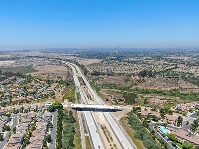 圣地亚哥公路 高速公路与车辆行驶的鸟瞰图运输风景路口卡车驾驶贷款街道沥青邻里城市背景图片