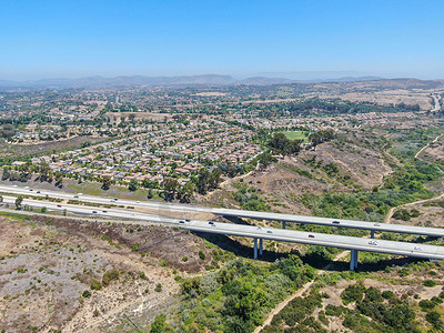 圣地亚哥公路 高速公路与车辆行驶的鸟瞰图交通汽车速度卡车路口沥青城市邻里风景贷款背景图片