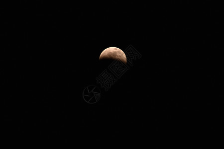 素材纯黑纯黑天空中的白月亮背景