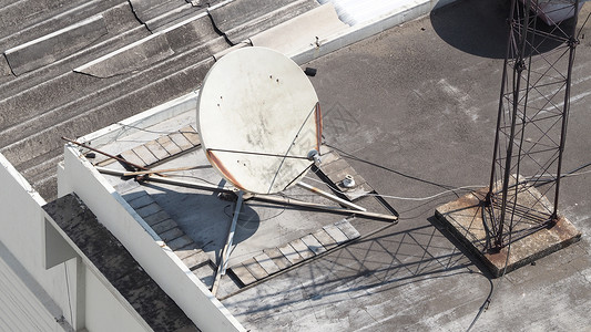 旧的大型电信卫星天线技术互联网电讯收音机电缆娱乐电视抛物线雷达数据家高清图片素材