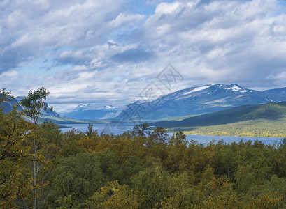 拉普兰风景美丽 河流为Lulealven 雪盖山 白树和瑞典野生生物以北Saltoluokta附近的Kungsleden徒步小径风景优美的高清图片素材