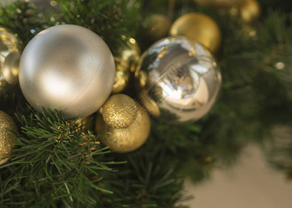 圆环装饰球晶格在人造圣诞树的节日背景上 特写金银圆珠球和银银圆环蛋装饰背景