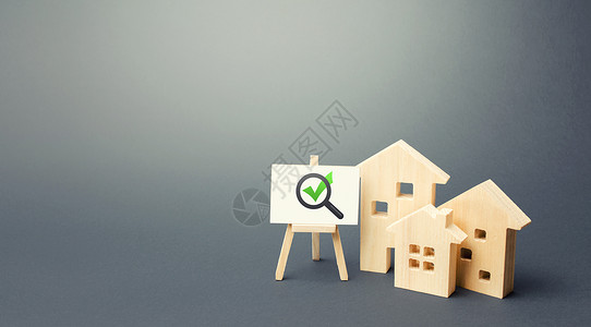 住宅楼和带放大镜和绿色复选标记的画架 住房符合必要的标准和质量标准 搜索要购买的房地产 房地产经纪人服务背景