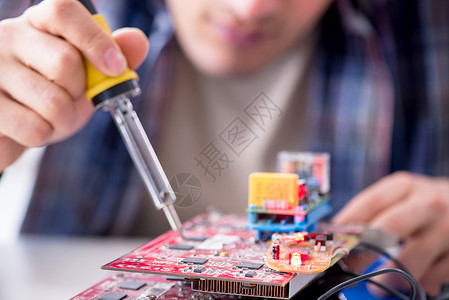 车间修理计算机专业修理工修补人员男人维修桌面母板打扫工具记忆刷子硬件镊子升级高清图片素材