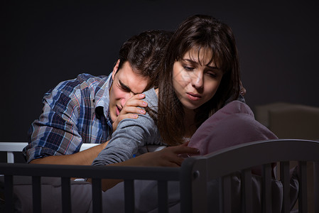 年轻父母晚上不与新生儿一起入睡童年新生女儿挫折家庭儿子压力孩子母亲男人哭泣高清图片素材