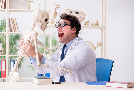 研究人类骨骼的疯狂教授检查课堂学生科学家学校考试诊断医院讲师演讲实验室高清图片素材