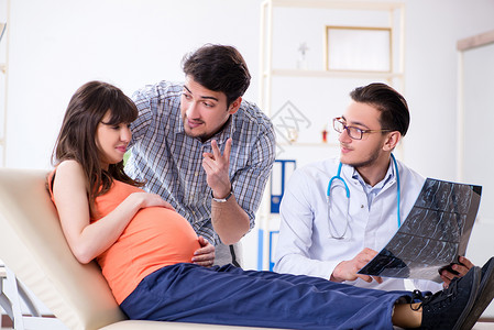 与丈夫一起到诊所看医生的怀孕妇女在诊所看医生产科医院婴儿卫生案件母性女性考试父母双胞胎超音波高清图片素材