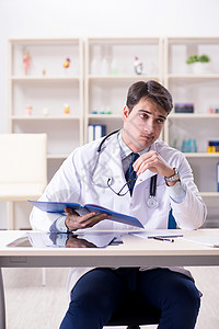 坐在办公室的年轻医生诊所思维男人药品专家援助诊断卫生药剂师处方卫生保健高清图片素材