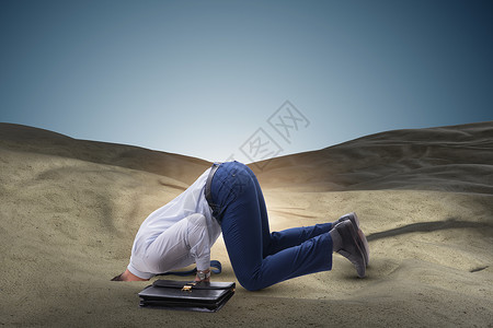 搜藏失败商务人士把头藏在沙沙堆中逃避问题沙漠弱点困惑男人工人商务人士破产悲伤帮助背景