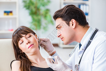 耳鼻咽喉科医生在体检期间检查病人耳朵耳聋耳科测试乐器访问镊子女士咨询诊断男人听力背景