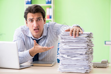 商务人员在文书和工作量方面有问题超载老板压力官僚挫折经理办公室文件夹报告人士商业高清图片素材