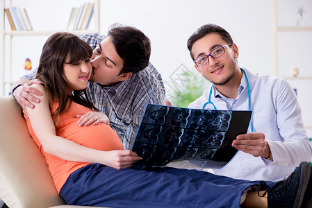 与丈夫一起到诊所看医生的怀孕妇女在诊所看医生卫生男人访问微笑断层母亲婴儿妇科医生母性药品父母高清图片素材
