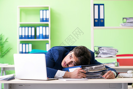 实业家对办公室的过度工作感到不快会计挫折男人人士员工职场企业家商务经理苦恼疲劳的高清图片素材
