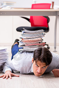 在办公室工作的非常繁忙的雇员员工人士工人超载压力男人老板实习生商务商业疲劳高清图片素材
