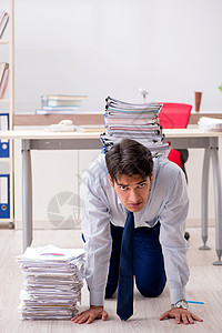 在办公室工作的非常繁忙的雇员文件夹地面商业员工压力审核商务文书挫折人士商人高清图片素材