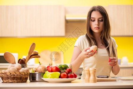 在厨房在家做沙拉的年轻女青年妻子饮食围裙重量女孩美食女士烹饪营养午餐餐厅高清图片素材