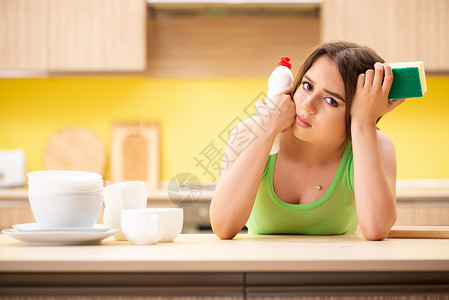 女青年在厨房打扫和洗碗女性泡沫龙头用具洗碗机工作主妇餐具房子盘子手高清图片素材
