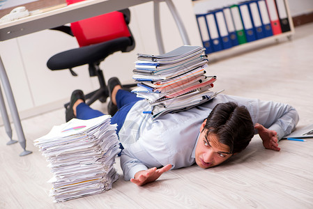 在办公室工作的非常繁忙的雇员审核疲劳挫折老板文件夹工人商业人士超载员工疲劳的高清图片素材